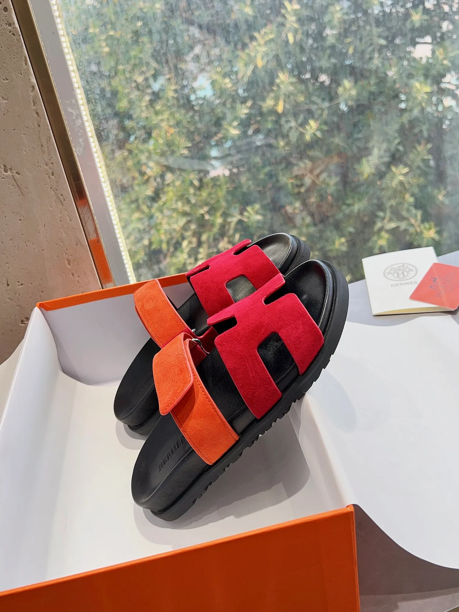 👟👟Ex-factory price 440👟👟 Men's size +10 H family 2024 spring and summer new style HERMES Hermes' recently popular couple's shoes, pig nose angle sandals and slippers, paired with various colorful socks, extremely trendy. Upper lining: imported original material. Outsole: non-slip and wear-resistant outsole. Size: Female 35-42 (40/42 non-returnable and non-exchangeable) Men’s size: 39-45 (45 is non-refundable and non-exchangeable)